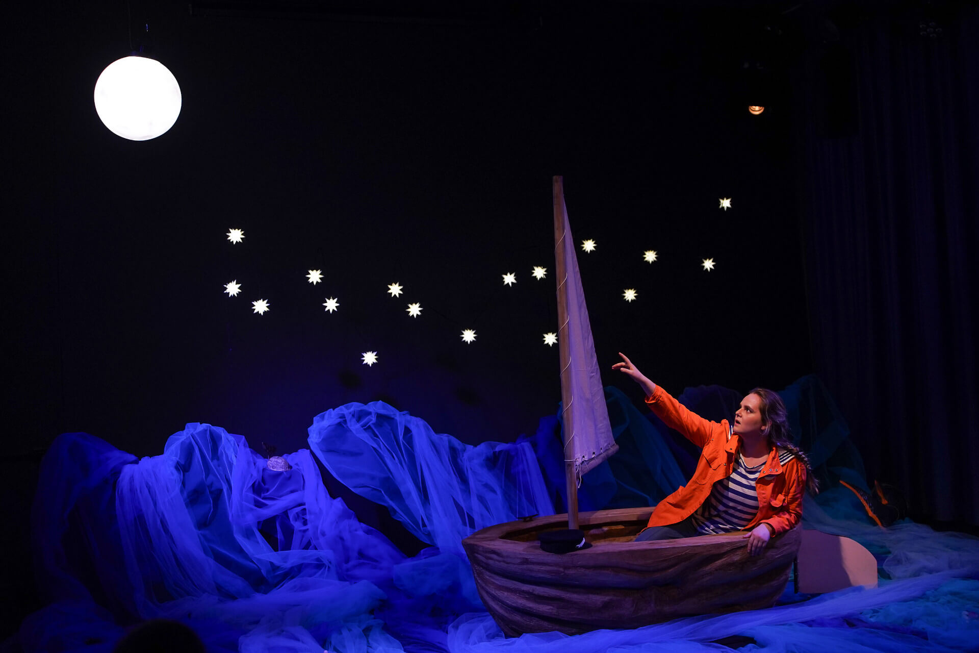 Theater Kiel - Mond und Boot Theater Kiel - Szene aus Mond und Boot